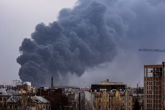  Khói bốc lên ở TP Lviv sau khi trúng tên lửa. Ảnh: Reuters.