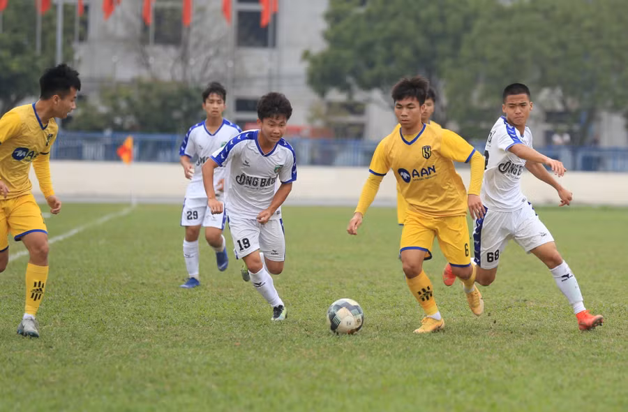 Đào Ngọc Tú (6) đi bóng trước sự truy cản của Trần Gia Huy và Cao Hữu Phúc (Học viện Nutifood). Ảnh: Minh Hiếu