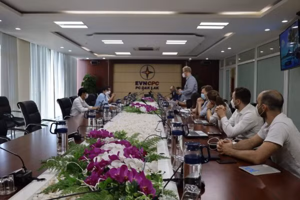 Đoàn chuyên gia của Đan Mạch chia sẻ một số kinh nghiệm trong quản lý vận hành nguồn năng lượng tái tạo. Ảnh: Hương Cẩm