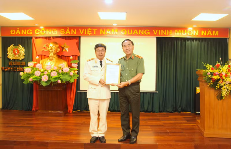  Thứ trưởng Trần Quốc Tỏ trao Quyết định của Ban Bí thư cho Đại tá Lê Minh Hà. Ảnh: CAND