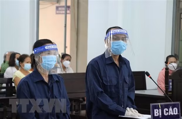 Hai bị cáo Tôn Nữ Thể Trang (trái) và Nguyễn Xuân Tĩnh tại phiên tòa xét xử. (Ảnh: Tiên Minh/TTXVN) Hai bị cáo Tôn Nữ Thể Trang (trái) và Nguyễn Xuân Tĩnh tại phiên tòa xét xử. (Ảnh: Tiên Minh/TTXVN)