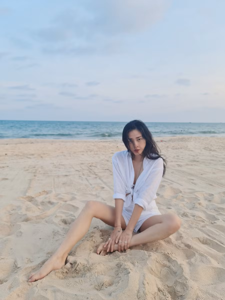 Thông tin này nhanh chóng nhận được sự quan tâm của cư dân mạng. Mặc dù có sự chênh lệch tuổi tác song nhiều người nhận xét Ngô Thanh Vân đẹp đôi khi đứng cạnh Huy Trần. Ở tuổi ngoài 40, cô vẫn sở hữu vẻ ngoài trẻ trung, xinh đẹp không kém gì các mỹ nhân trong showbiz. Ảnh: FBNV