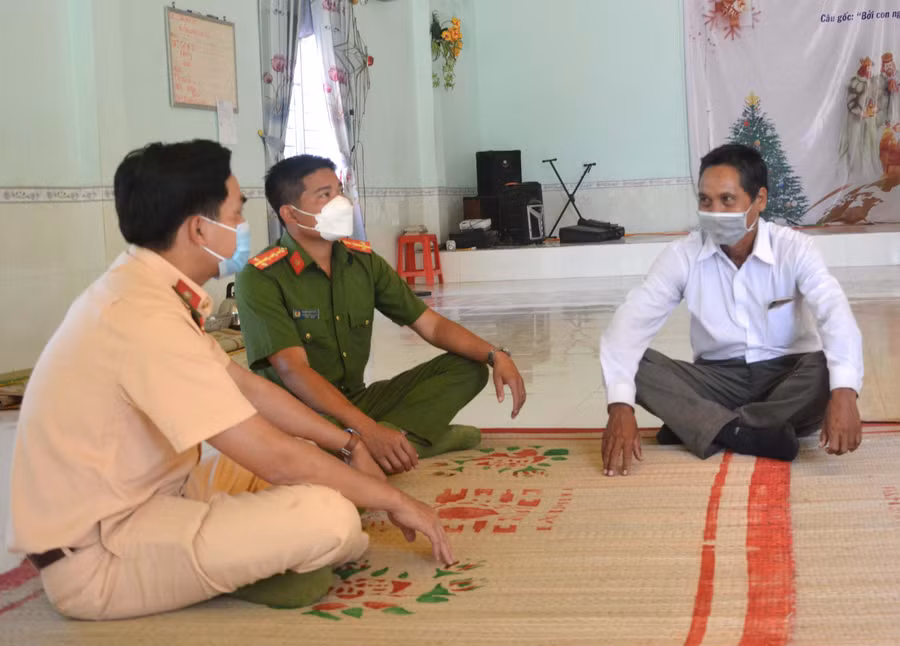 Tổ công tác Công an huyện Phú Thiện tiếp xúc tranh thủ sự giúp đỡ của ông Ksor Lý (trú tại xã Ia Hiao) là người uy tín, chức sắc tôn giáo. Ảnh: Nguyễn Hữu
