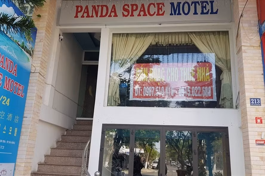 Không ít khách sạn đã phải rao bán trong đại dịch, và giờ tất cả đang trông chờ vào việc thực sự mở cửa từ 15.3. Ảnh: Hữu Long