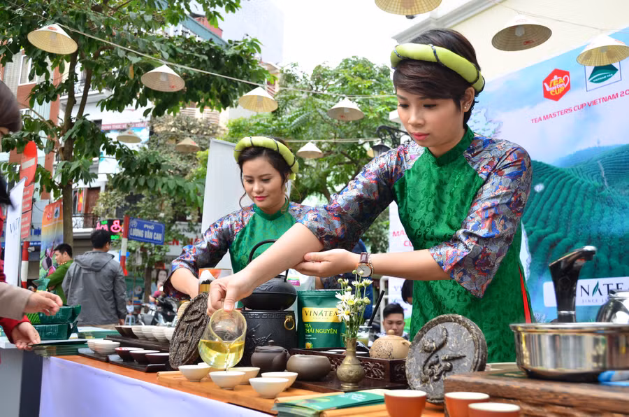 Nhân viên Tổng công ty trà Việt Nam pha trà mời khách nhân sự kiện Tea Master Cup ở Hà Nội. Ảnh: Lam Phong 