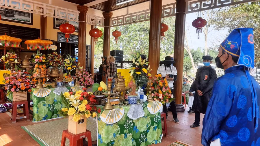 Làm lễ Đại tế theo nghi thức truyền thống trong khu di tích lăng Bà Thu Bồn. Ảnh: Mạnh Cường