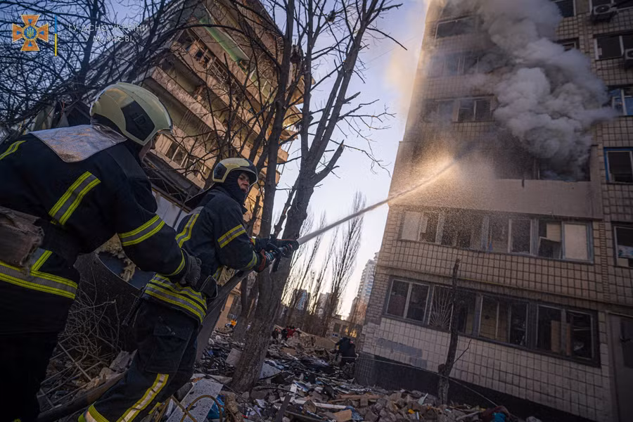  Đội cứu hỏa dập lửa tại một tòa nhà bị nã pháo ở Kyiv. Ảnh: Reuters
