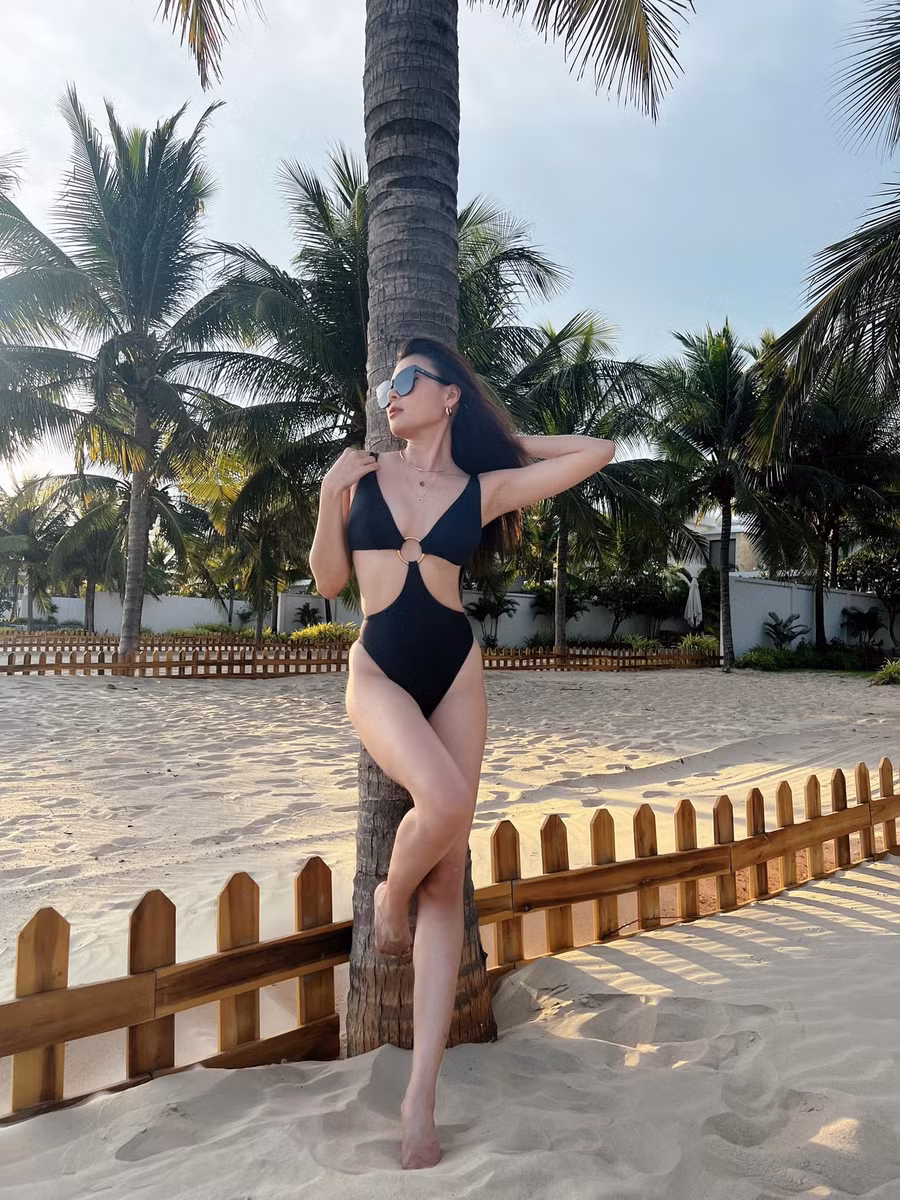 Dù đã ngoài 30 và từng trải qua một lần sinh con song Thúy Diễm vẫn giữ được body nuột nà cùng nhan sắc trẻ trung. Cô tích cực tập luyện kết hợp cùng việc ăn uống khoa học để lấy lại vóc dáng sau khi sinh. Ảnh: FBNV