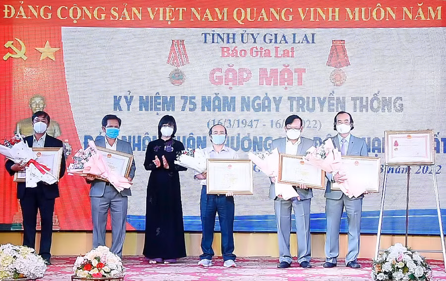 Dịp này, Tổng Biên tập Báo Gia Lai Huỳnh Kiên và tập thể Phòng Thư ký Tòa soạn được nhận bằng khen của Thủ tướng Chính phủ. Ảnh: Đức Thụy