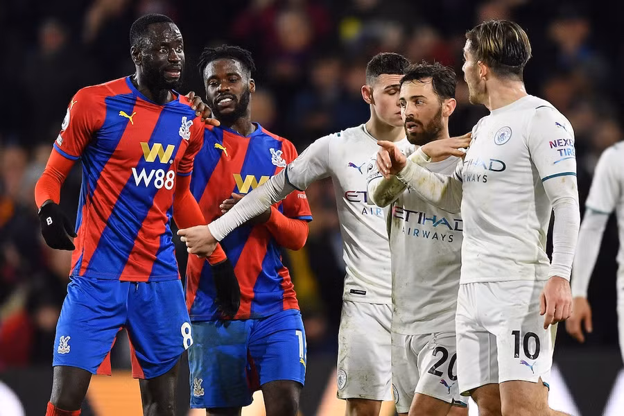 Man City (áo trắng) đang mở ra cơ hội cho Liverpool trong cuộc đua vô địch. Ảnh: AFP