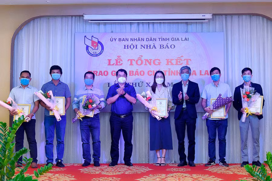 Phó Trưởng ban Tuyên giáo Tỉnh ủy Tống Thới Mốc (thứ tư từ trái sang) và Giám đốc Sở Thông tin và Truyền thông Nguyễn Ngọc Hùng (thứ ba từ phải sang) trao giải B cho các tác giả đạt Giải báo chí tỉnh Gia Lai lần thứ X năm 2021. Ảnh: Đức Thụy
