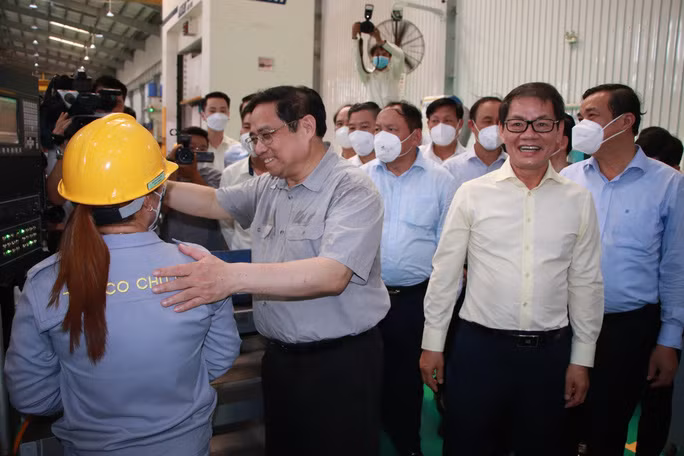 Thủ tướng trò chuyện với công nhân THACO