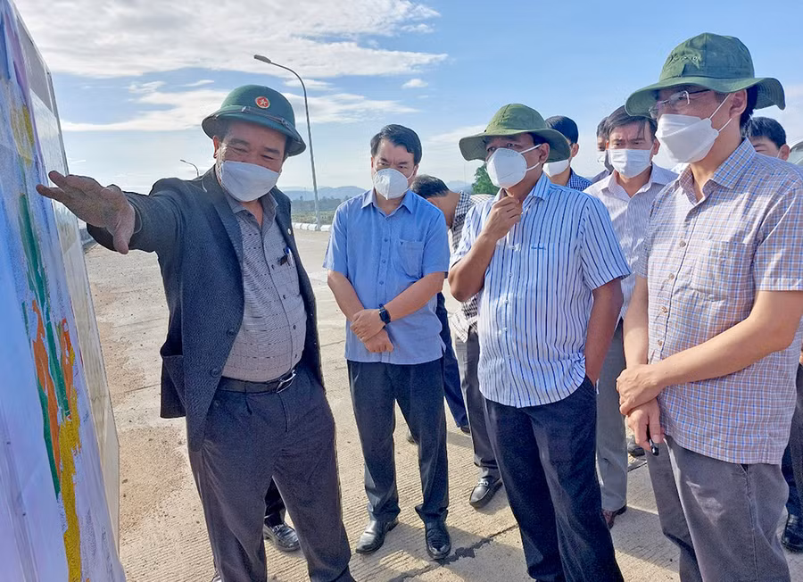Bí thư Tỉnh ủy Hồ Văn Niên (thứ 3 từ trái sang) nghe lãnh đạo Sở Nông nghiệp và PTNT báo cáo về diện tích sản xuất được hưởng lợi từ hồ thủy lợi Ia Mơr, huyện Chư Prông. Ảnh: Vĩnh Hoàng