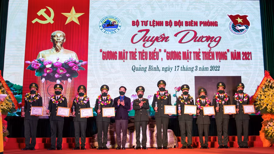 Trung tướng Đỗ Danh Vượng, Chính ủy Bộ đội biên phòng và anh Nguyễn Tường Lâm, Bí thư Trung ương Đoàn, trao thưởng cho 10 