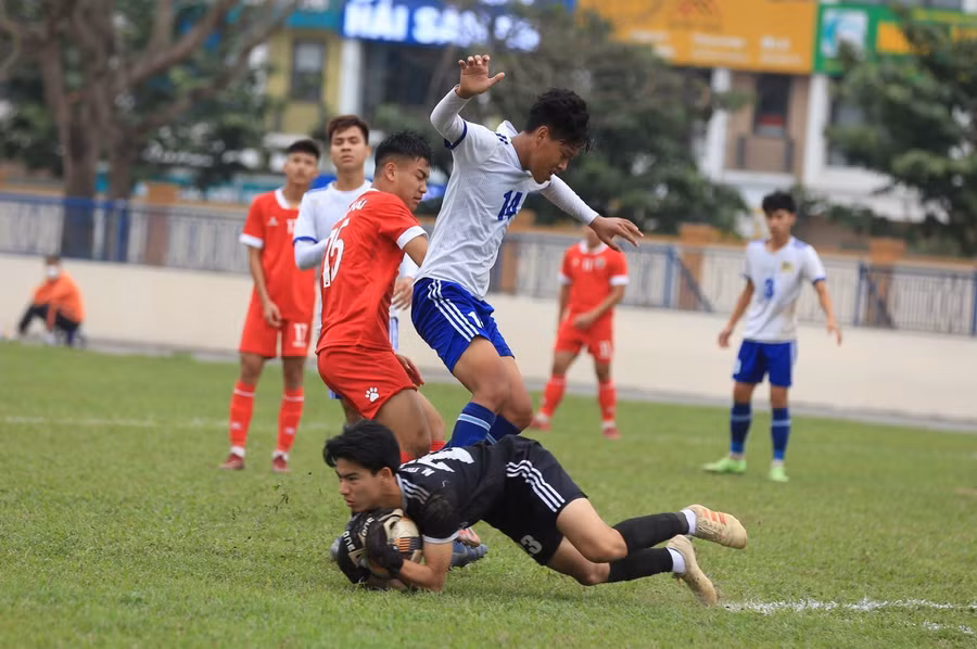 U.19 Thừa Thiên Huế gây nhiều khó khăn cho hàng thủ Nam Định. Ảnh: Phương Thúy