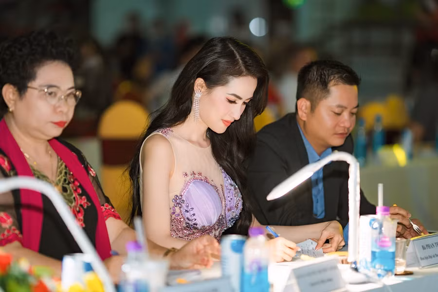 Người đẹp nhớ lại thời điểm mới vào nghề khi chấm thi hoa hậu. Ảnh: NVCC Người đẹp nhớ lại thời điểm mới vào nghề khi chấm thi hoa hậu. Ảnh: NVCC