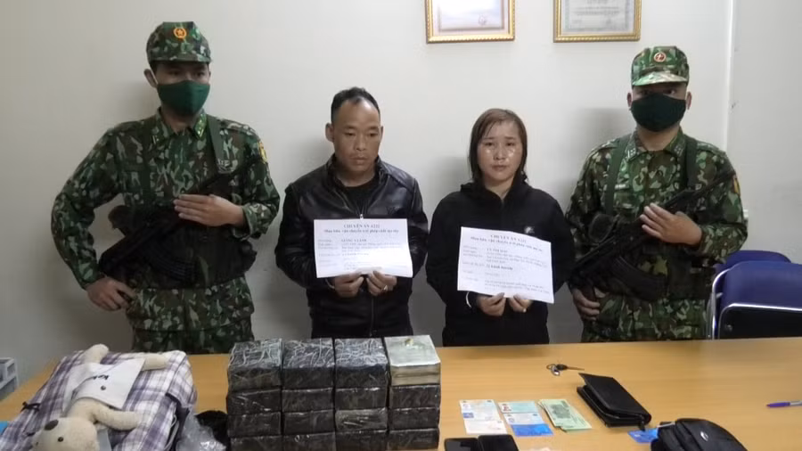 Giàng A Lảnh và Lý Thị Mái bị bắt giữ khi đang vận chuyển 34 bánh heroin. Ảnh: Trung Dũng