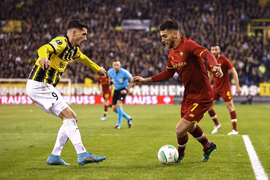 AS Roma (phải) đặt một chân ở tứ kết khi đánh bại chủ nhà Vitesse. Ảnh: AFP