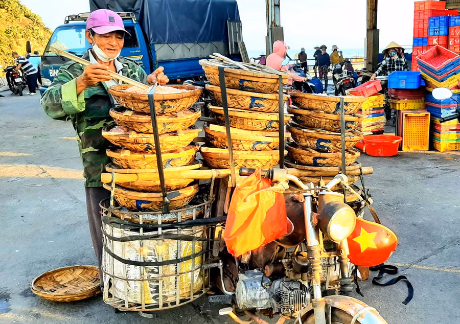 Thương lái đến mua cá cơm, ruốc. Ảnh: Minh Lê
