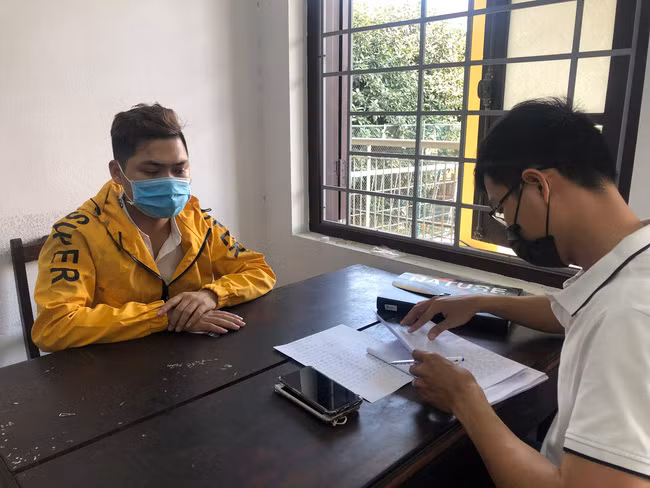 Đối tượng Trần Đình Phong tại cơ quan điều tra. Ảnh: C.Q