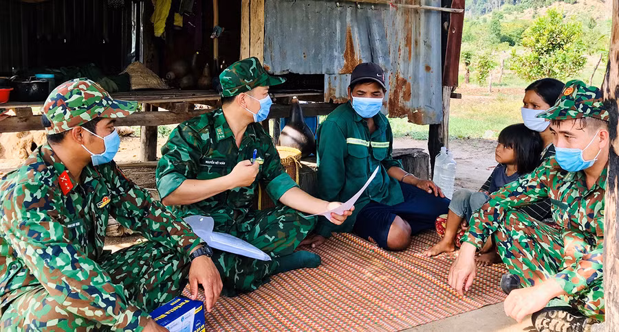 Cán bộ Đồn Biên phòng Ia O (huyện Ia Grai) lên khu vực nương rẫy để tuyên truyền cho người dân về phòng-chống dịch Covid-19. Ảnh: Phương Dung