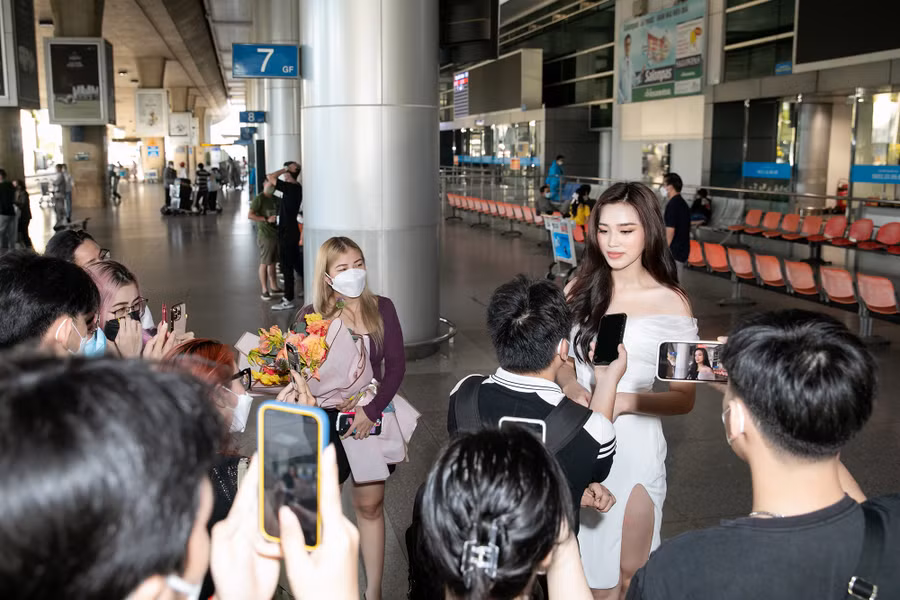Ngoài ra, chân dài gốc Thanh Hóa còn tiết lộ về kế hoạch của bản thân trong thời gian tới. Theo đó, Đỗ Thị Hà sẽ hoàn thành chương trình học còn đang dang dở. Đồng thời, người đẹp cũng tiếp tục thực hiện các dự án riêng trên cương vị là Hoa hậu Việt Nam 2020. Ảnh: NVCC