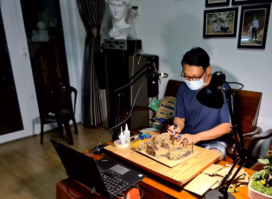 Họa sĩ Đinh Việt Thanh thực hiện video clip tạo hình chủ đề cuộc sống quanh em, qua đó giúp tăng tính kết nối và tăng hứng thú học tập đối với học sinh 2.jpg