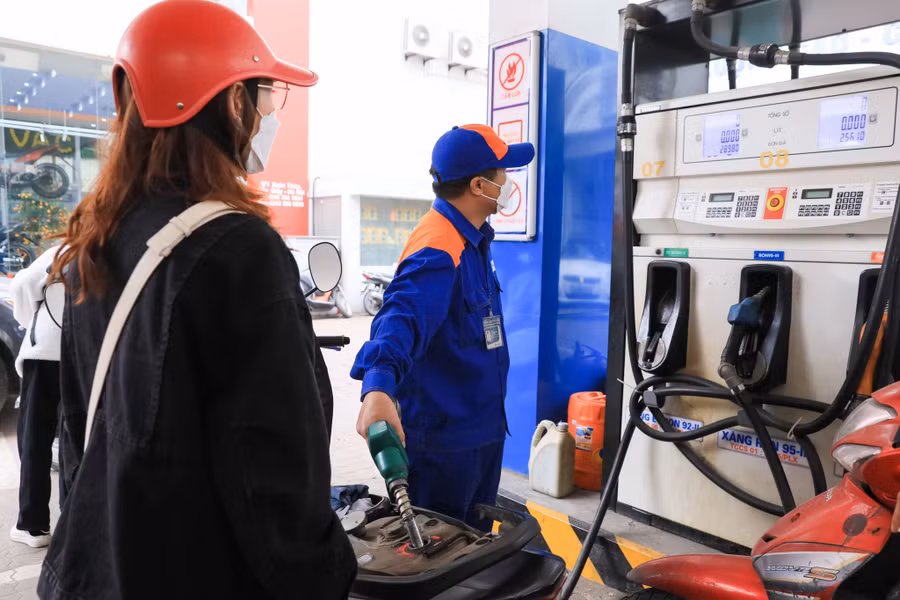  Xăng dầu liên tục tăng giá kéo theo giá cả các hàng hóa, dịch vụ khác đều tăng. Ảnh: Ngọc Thắng