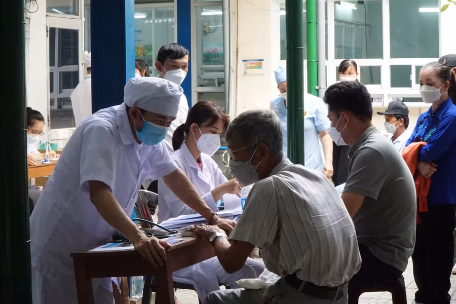 Bệnh nhân được khám sàng lọc hậu Covid-19 trước khi các chuyên gia tâm lý tư vấn