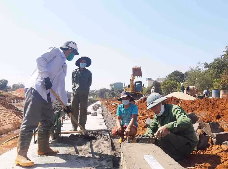 Công nhân thi công Dự án kè chống sạt lở suối Hội Phú (TP. Pleiku). Ảnh: Minh Triều