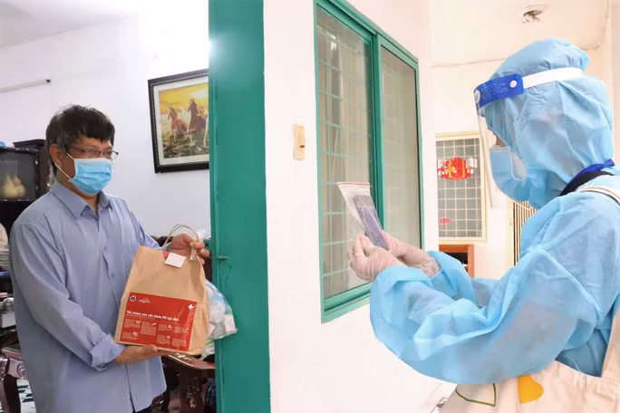 Phát thuốc cho F0 tại nhà tại TP HCM- Ảnh: HCDC Phát thuốc cho F0 tại nhà tại TP HCM- Ảnh: HCDC