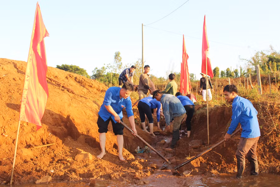 Đoàn viên, thanh niên TP. Pleiku nạo vét kênh mương tại phường Chi Lăng. Ảnh: Phan Lài Đoàn viên, thanh niên TP. Pleiku nạo vét kênh mương tại phường Chi Lăng. Ảnh: Phan Lài