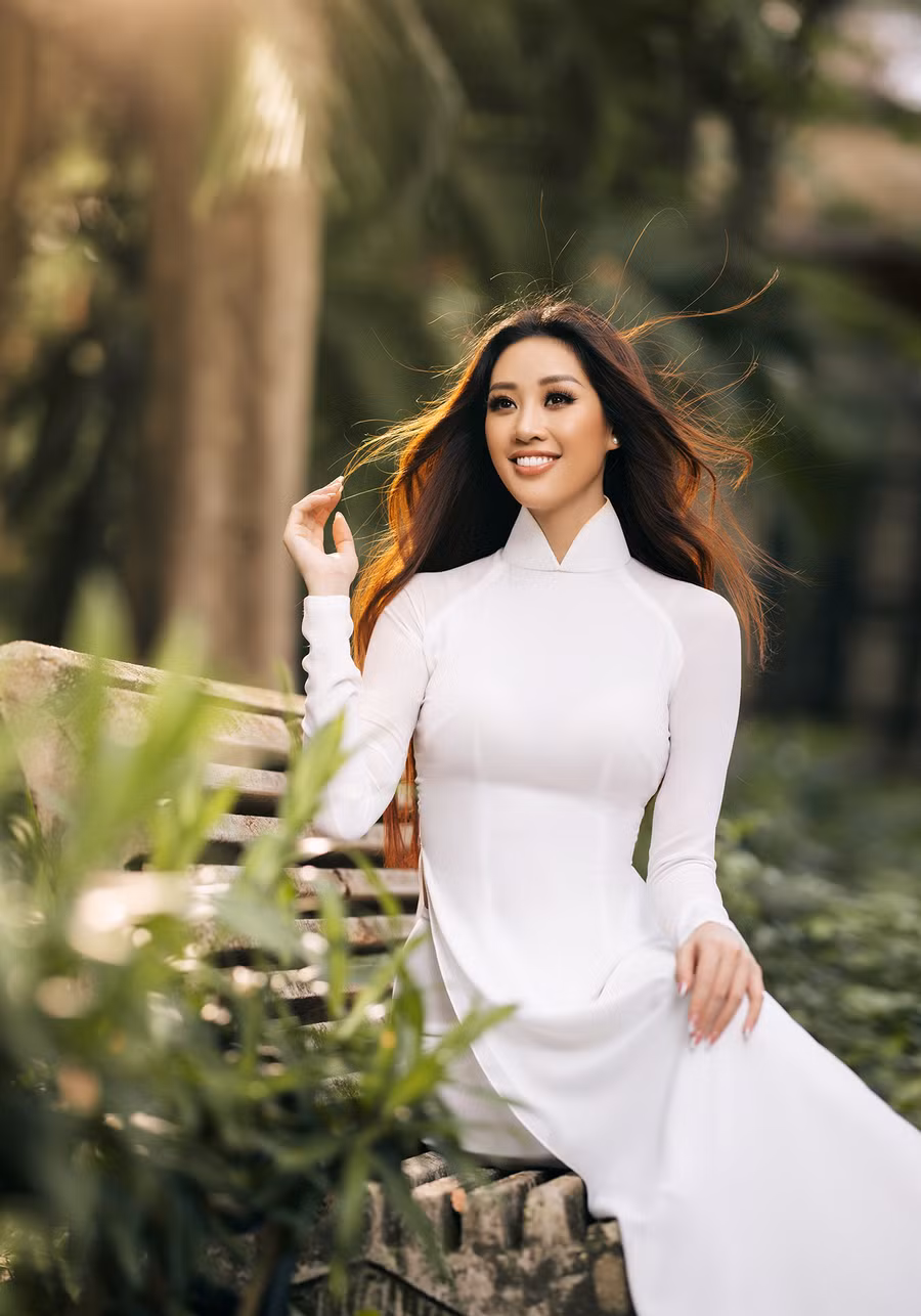 “Thật tự hào khi mang trên người tà áo dài truyền thống của dân tộc. Vân hy vọng rằng, cùng với áo dài, những giá trị văn hoá bản sắc sẽ luôn được gìn giữ, bảo tồn và phát huy. Riêng với áo dài, đó vừa là người bạn, vừa là nơi lưu giữ những tháng năm tươi đẹp của người phụ nữ, như cách chúng ta nhìn thấy các bà, các mẹ, các chị của mình diện áo dài trong những ngày đặc biệt