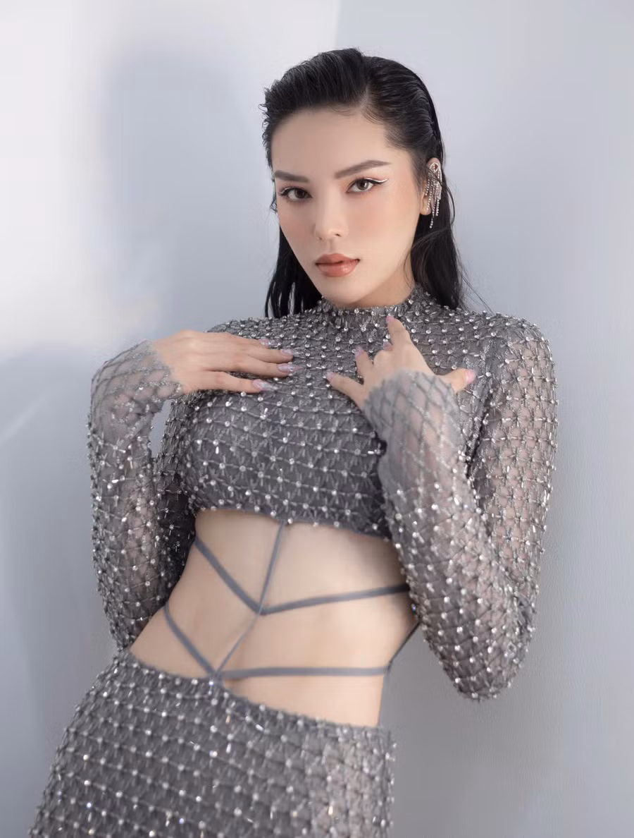 Body thon gọn cũng được người đẹp khai thác triệt để trong loạt trang phục dự sự kiện. Cô ưu tiên chọn những thiết kế bó sát hoặc cắt xẻ táo bạo để tôn dáng. Kỳ Duyên cũng là Hoa hậu Việt Nam hiếm hoi theo đuổi phong cách gợi cảm sau khi đăng quang. Ảnh: FBNV