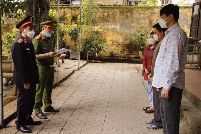Các đối tượng liên quan tại cơ quan công an - Ảnh: Công an cung cấp Các đối tượng liên quan tại cơ quan công an - Ảnh: Công an cung cấp