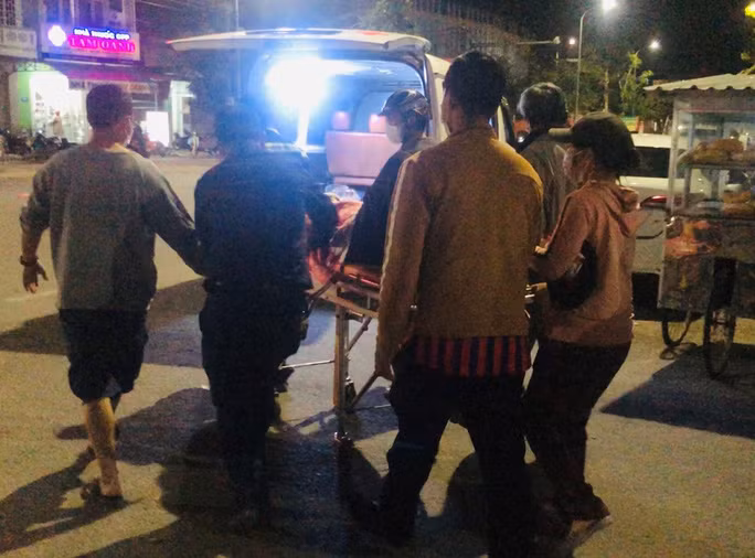 Người nhà dùng băng ca cứu thương đẩy bệnh nhân N. ra khỏi khuôn viên bệnh viện. Ảnh: M.H