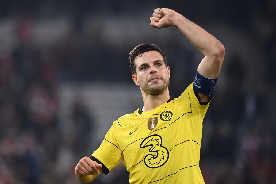 Azpilicueta ấn định chiến thắng cho Chelsea với bàn thắng bằng đầu gối. Ảnh: AFP