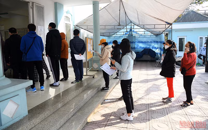Người dân xếp hàng lấy giấy chứng nhận khỏi bệnh Covid-19 tại phường Hoàng Liệt, quận Hoàng Mai, Hà Nội. Ảnh: Thành Đạt
