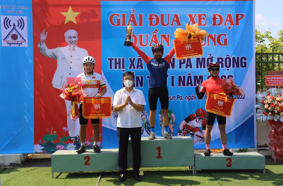 Ban tổ chức trao giải cho các câu lạc bộ có thành tích tốt nhất. Ảnh: Văn Ngọc 