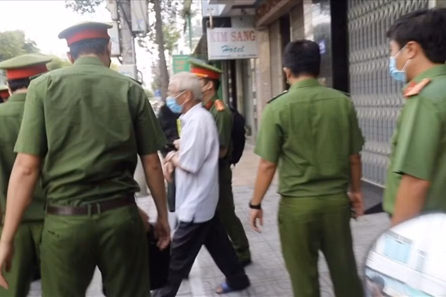 Công an bắt tạm giam cựu Giám đốc Sở Xây dựng Khánh Hòa - Lê Văn Dẽ. Ảnh: HL