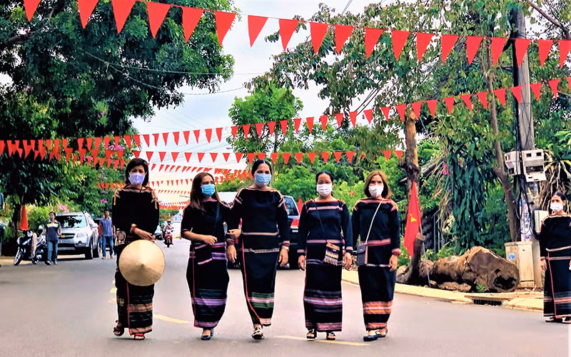 Ðồng bào Ê Ðê ở buôn Akô Dhông (phường Tân Lợi, thành phố Buôn Ma Thuột) tham gia phục vụ hoạt động du lịch. 