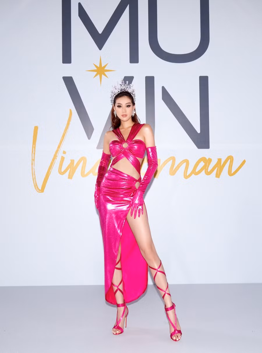 Diện mẫu váy cắt xẻ táo bạo của NTK Brian Võ, Khánh Vân phối giày cao gót buộc dây và găng tay, tất cả đều có gam màu hồng nóng. Nhan sắc và thần thái của Khánh Vân chính là sự thị phạm thực tế nhất mà cô mang đến cho các thí sinh nhan sắc đang đua tranh giành vé vào Top 70 Hoa hậu Hoàn vũ Việt Nam 2022.