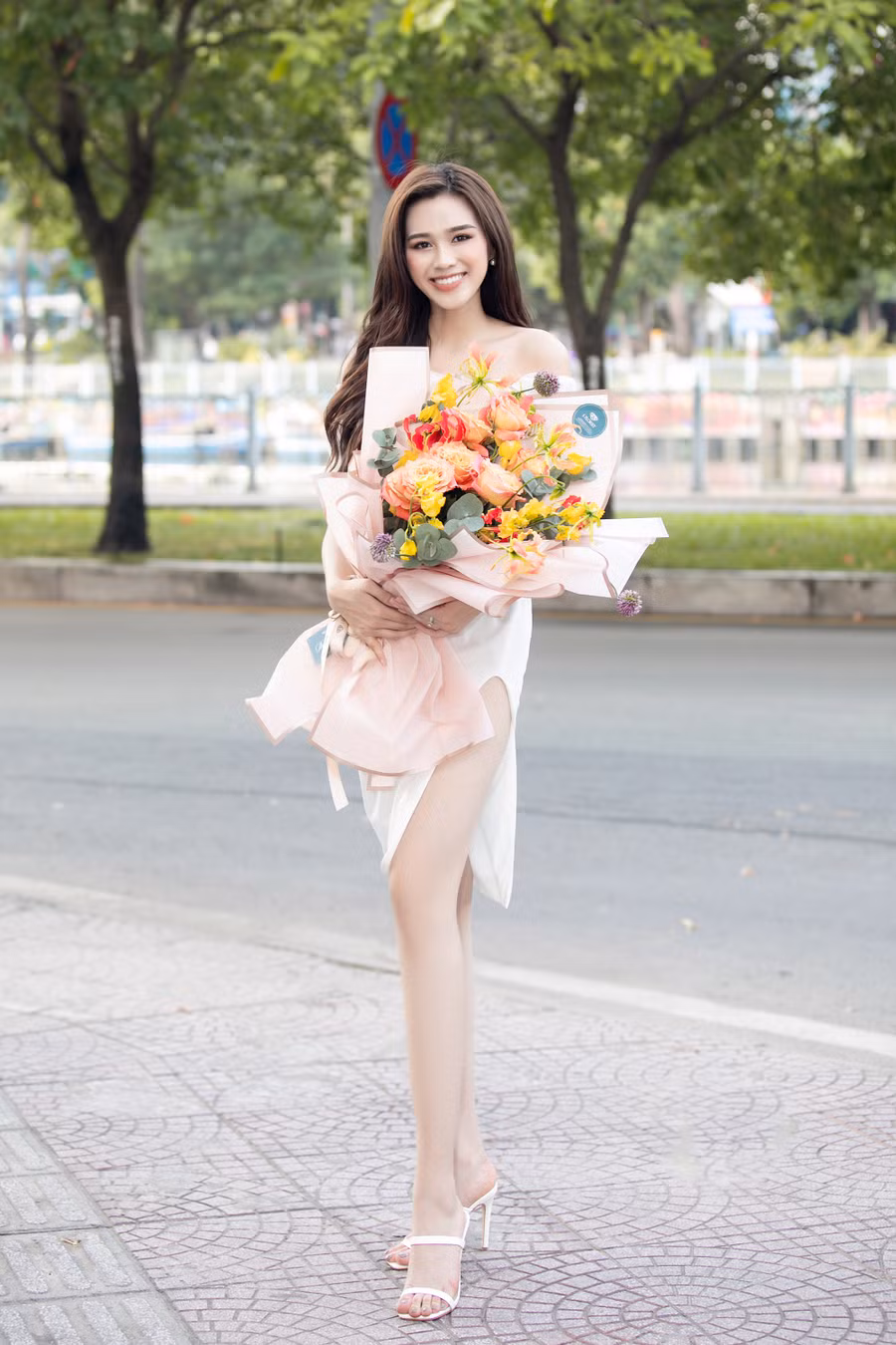  Thiết kế này không chỉ giúp cô khoe được phần vai gợi cảm mà còn để lộ đôi chân nuột nà 1,11m của mình. Đồng thời, Hoa hậu Việt Nam 2020 còn tạo thêm điểm nhấn bằng một mái tóc xoăn nhẹ kết hợp với phong cách trang điểm nhẹ nhàng, trẻ trung. Ảnh: NVCC