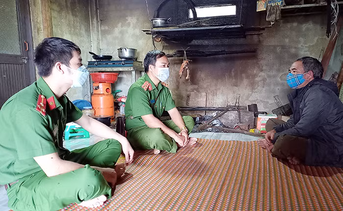Cán bộ Công an xã Trà Linh thực hiện bám sát địa bàn cơ sở.