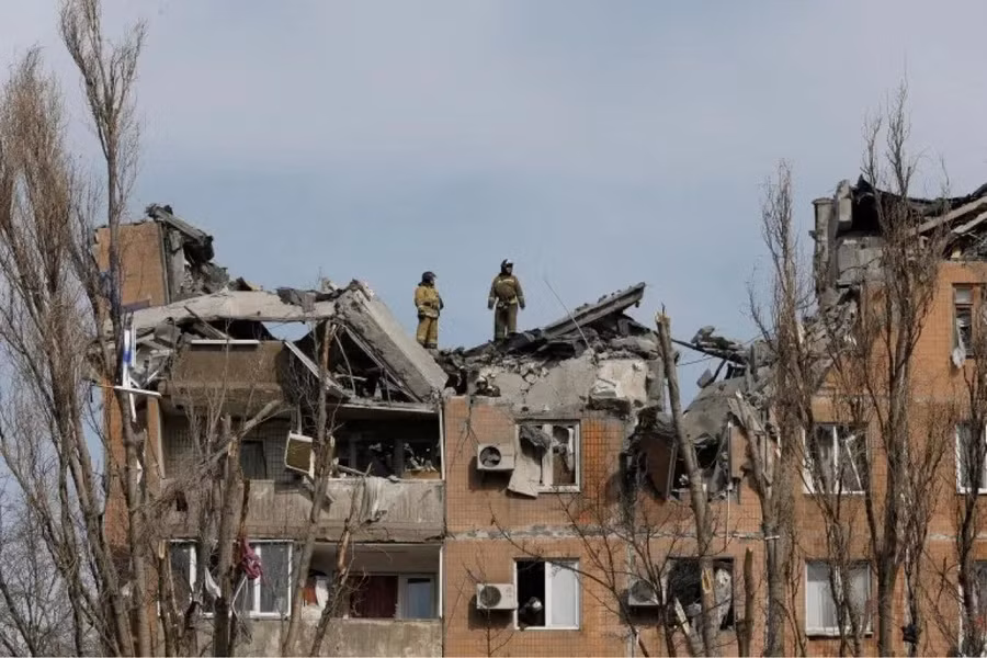 Lính cứu hỏa làm việc tại một tòa nhà dân bị hư hại do pháo kích trong cuộc xung đột Ukraine-Nga ở thành phố Donetsk do phe ly khai kiểm soát, Ukraine ngày 30/3. Ảnh Reuters