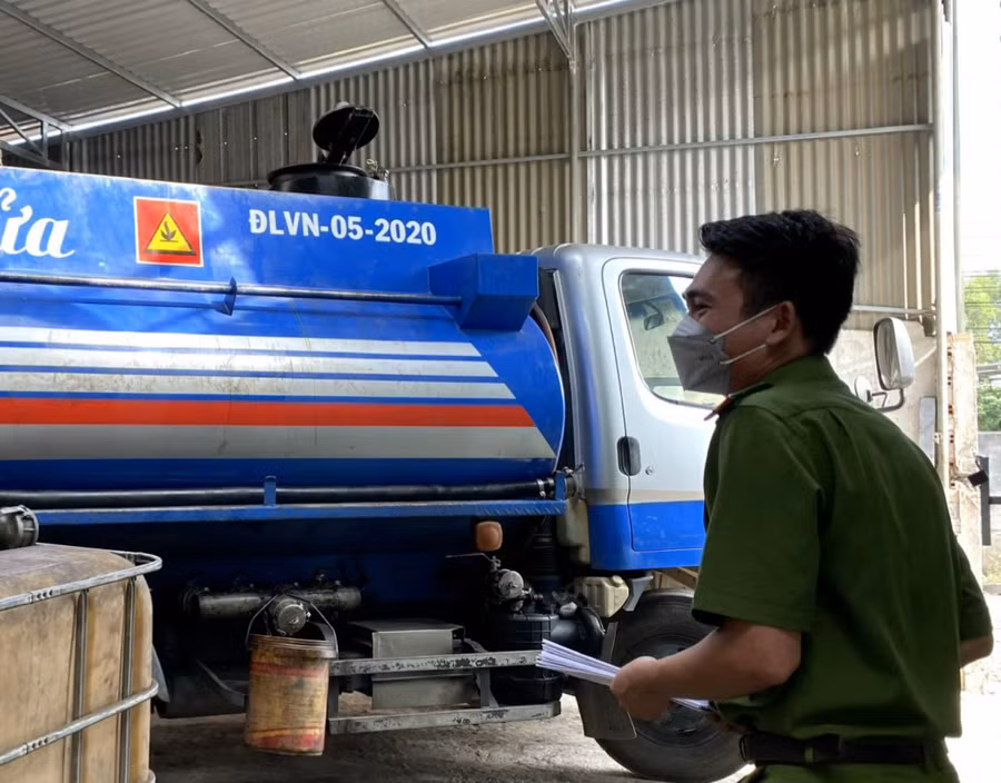 Công an kiểm tra cơ sở của bà Vũ Thị Mai. Ảnh: Công an cung cấp