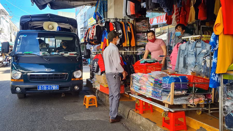 Lực lượng chức năng TP. Pleiku nhắc nhở các hộ kinh doanh lấn chiếm lòng đường làm nơi kinh doanh tại khu vực Trung tâm Thương mại Pleiku. Ảnh: Bá Bính Lực lượng chức năng TP. PLeiku nhắc nhở các hộ kinh doanh lấn chiếm lòng đường làm nơi kinh doanh tại khu vực Trung tâm thương mại Pleiku. Ảnh: Bá Bính