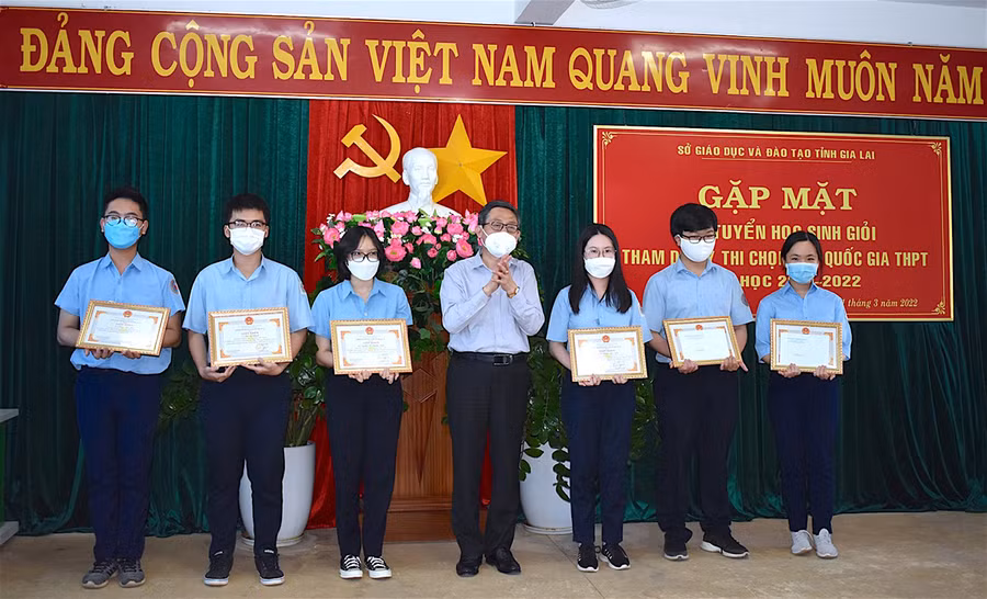 Giám đốc Sở GD-ĐT Lê Duy Định tuyên dương các học sinh trong đội tuyển tham dự kỳ thi chọn học sinh giỏi quốc gia THPT năm học 2021-2022. Ảnh: Mộc Trà Giám đốc Sở GD-ĐT Lê Duy Định tuyên dương các học sinh trong đội tuyển tham dự kỳ thi chọn học sinh giỏi quốc gia THPT năm học 2021-2022. Ảnh: Mộc Trà