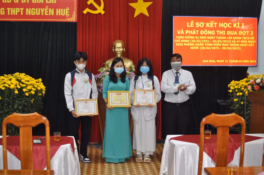 Nhóm tác giả dự án “Tái chế rác thải điện tử thành Ampli đèn” nhận giấy khen của Giám đốc Sở Giáo dục và Đào tạo vì đạt giải tại Cuộc thi khoa học kỹ thuật cấp tỉnh học sinh trung học năm học 2021-2022. Ảnh: Thủy Bình
