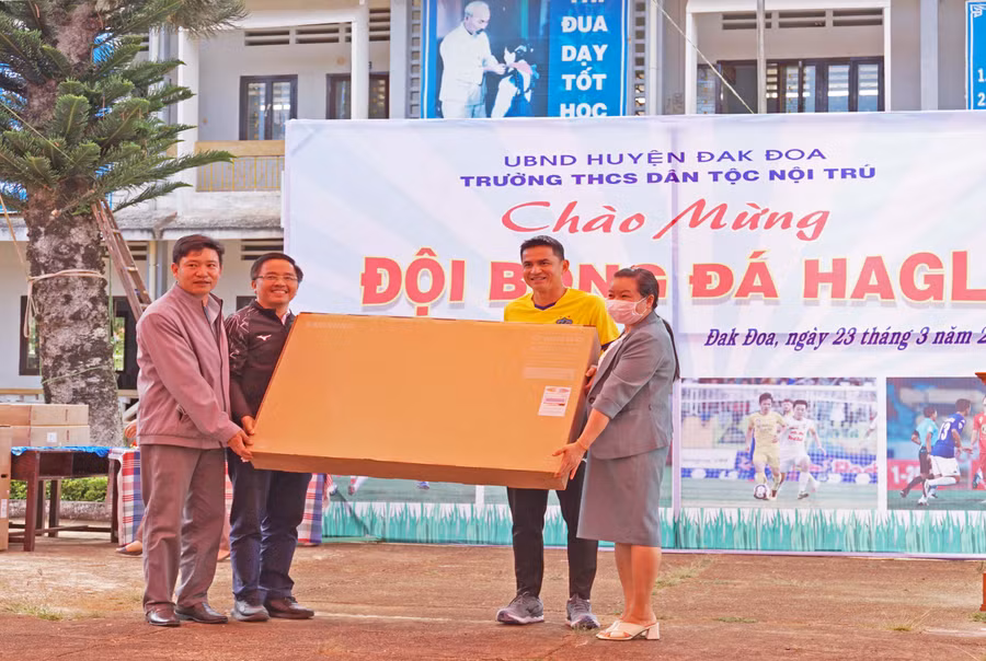 CLB bóng đá HAGL tặng 10 tivi cho Trường THCS Dân tộc nội trú huyện Đak Đoa. Ảnh: Nguyễn Tú